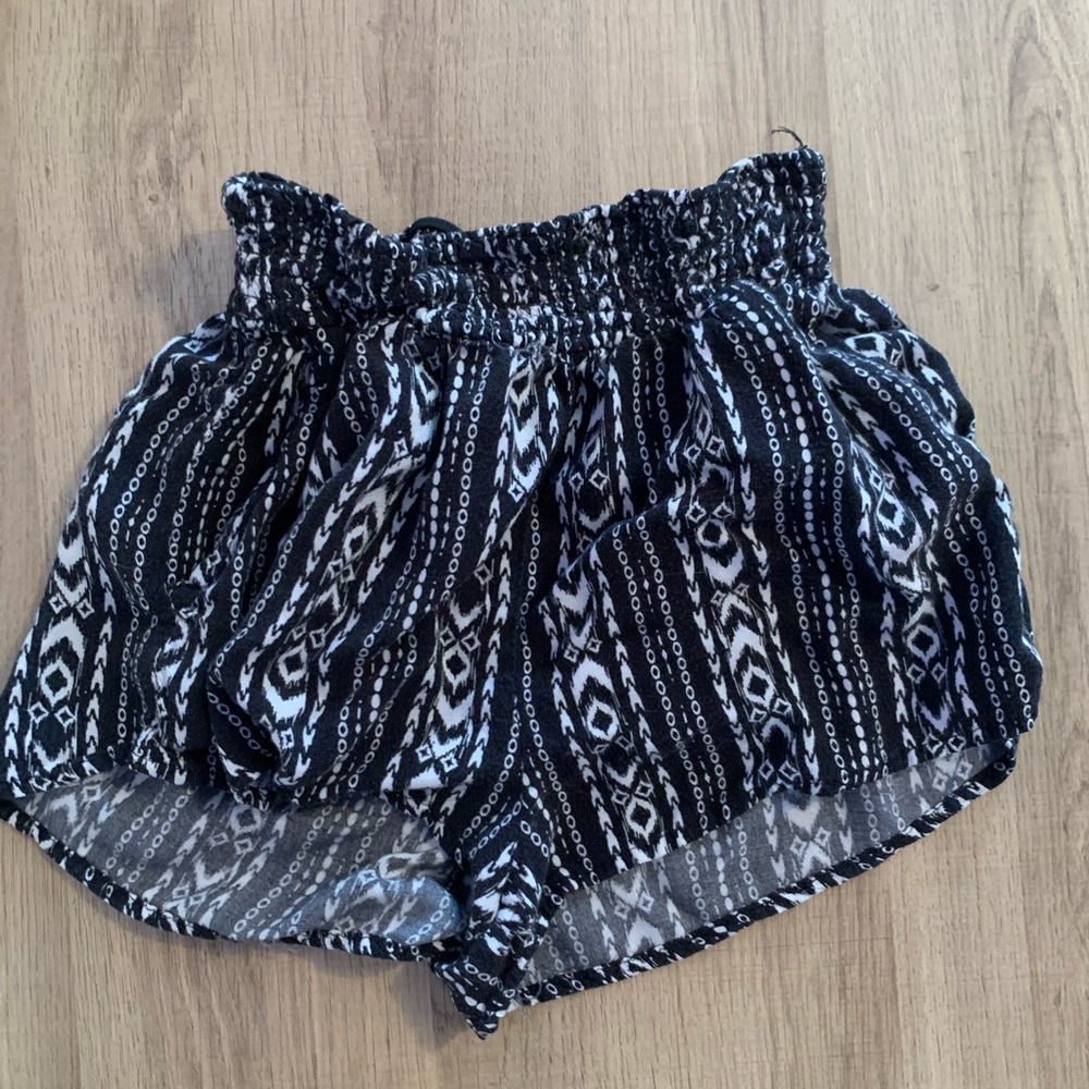 Rue21 patterned paper bag shorts - XS